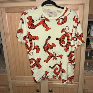 Disney Tigger all over print T-shirt preowned size large